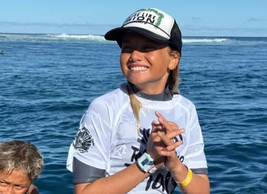 Surf : La jeune Polynésienne Kelia Gallina, 12 ans, va surfer avec les meilleurs du monde à la Tahiti Pro