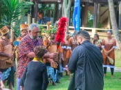 Hawaii a officiellement passé  « la rame » de l'organisation du Festival des Arts du Pacifique à la Nouvelle-Calédonie