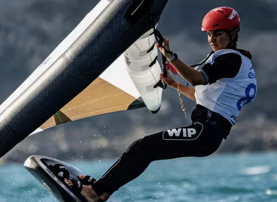 La jeune guadeloupéenne, Vaina Picot, double championne de France de Wingfoil à seulement 15 ans