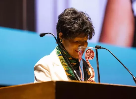 La cinéaste martiniquaise Euzhan Palcy reçoit le Prix de l’Humanité à la 49ème Mostra de Sao Paulo, au Brésil