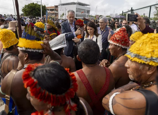 Des manifestants autochtones perturbent de nouveau la COP30 en Amazonie