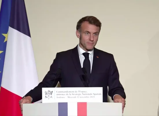 Emmanuelle Macron muscle la défense spatiale et souhaite moderniser le centre spatial guyanais de Kourou