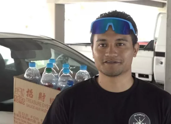 En Polynésie, Wolfram Haass transforme des déchets plastiques en lunettes de soleil