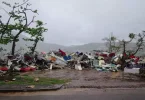 À Mayotte, les déchets du cyclone Chido empoisonnent toujours l'île