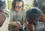 Guyane&nbsp;: À Maripasoula, une équipe mobile dépiste l’exposition aux métaux lourds chez les femmes et les jeunes enfants
