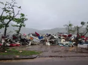 À Mayotte, les déchets du cyclone Chido empoisonnent toujours l'île