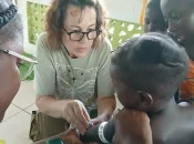 Guyane&nbsp;: À Maripasoula, une équipe mobile dépiste l’exposition aux métaux lourds chez les femmes et les jeunes enfants