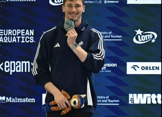 Natation : Le Calédonien Maxime Grousset manque l'or pour un centième au 100 m quatre nages de l’Euro en petit bassin
