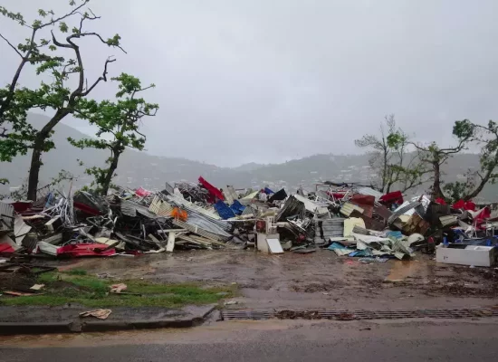 À Mayotte, les déchets du cyclone Chido empoisonnent toujours l'île