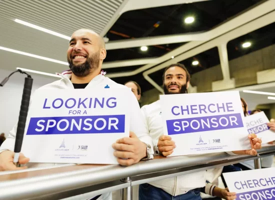 Le Guadeloupéen Helios Latchoumanaya et d'autres athlètes paralympiques mobilisés à l'aéroport Charles-de-Gaulle pour "chercher des sponsors"