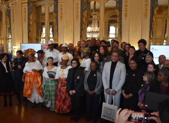 Les quadrilles créoles de Guadeloupe, la broderie du Cilaos de La Réunion, le debaa, les savoirs liés à la fabrication du sel de Bandrélé, les savoirs liés au tani malandi de Chirongui à Mayotte inscrits&nbsp;à l’Inventaire national du Patrimoine culturel immatériel
