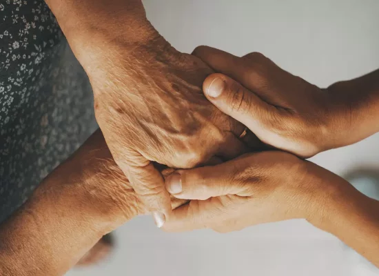 Dès 2026, les aidants mahorais acquièrent enfin des droits à la retraite, une avancée sociale majeure