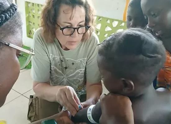 Guyane&nbsp;: À Maripasoula, une équipe mobile dépiste l’exposition aux métaux lourds chez les femmes et les jeunes enfants