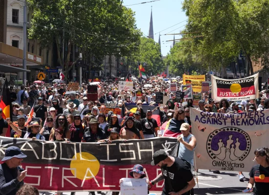 Fête nationale en Australie : des milliers de personnes défilent pour les droits des peuples autochtones