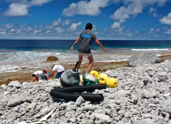 Pollution des DCP en Polynésie : vers un fonds financé par les thoniers industriels étrangers ?