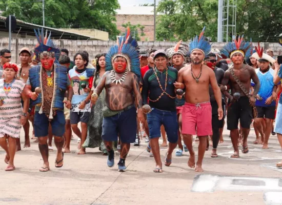 Le Brésil suspend le dragage d'un fleuve amazonien face à l'opposition de peuples indigènes