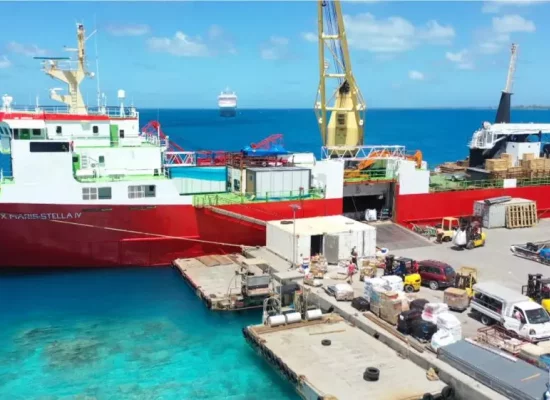 Polynésie : Vivre au rythme des cargos, le défi du ravitaillement aux Tuamotu