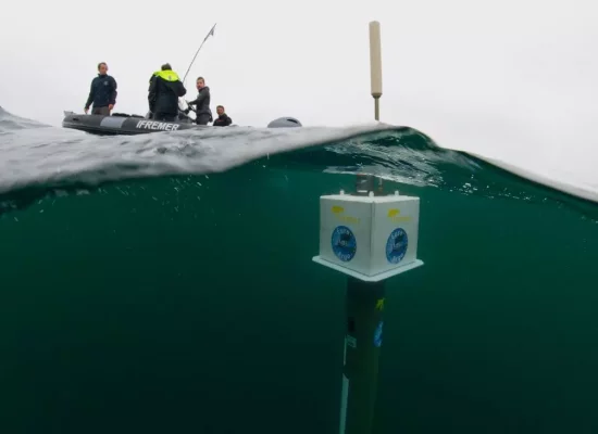 La France lance ses premiers flotteurs plongeant au fond des océans