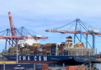 CMA CGM demande à tous ses navires dans le Golfe de « se mettre à l'abri » et suspend le passage par le canal de Suez, impactant La Réunion et Mayotte