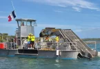 Martinique : L'État poursuit les moyens maritimes de lutte contre les sargasses avec le Sargator 3 et la barge de transfert Toupiti