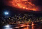 Éruption du Piton de la Fournaise: Une coulée de lave en passe de couper la route reliant le sud à l'est de La Réunion