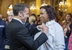 La cheffe guadeloupéenne Béatrice Fabignon décorée de l’Ordre national du mérite par Emmanuel Macron