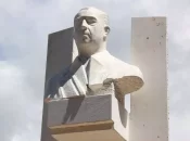 Grandes figures des Outre-mer :&nbsp;Pouvanaa a Oopa, premier député polynésien, sénateur, et père du nationalisme tahitien