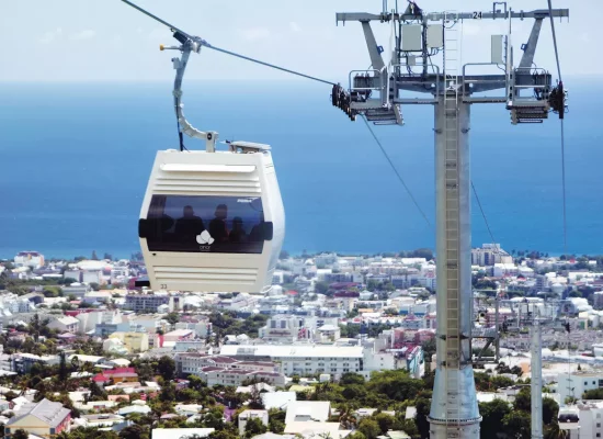 À La Réunion, le téléphérique urbain séduit et s'apprête à prendre de l'altitude