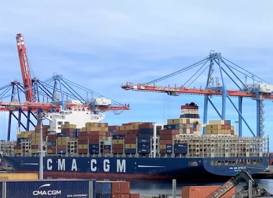 Conflit au Moyen-Orient : CMA CGM demande à tous ses navires dans le Golfe de « se mettre à l'abri » et suspend le passage par le canal de Suez, impactant La Réunion et Mayotte