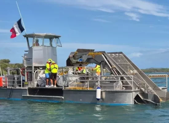 Martinique : L'État poursuit les moyens maritimes de lutte contre les sargasses avec le Sargator 3 et la barge de transfert Toupiti