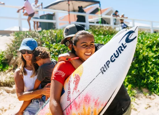 Surf : La Polynésienne Tya Zebrowski sacrée championne des Challengers Series avant de rejoindre l’élite de la WSL