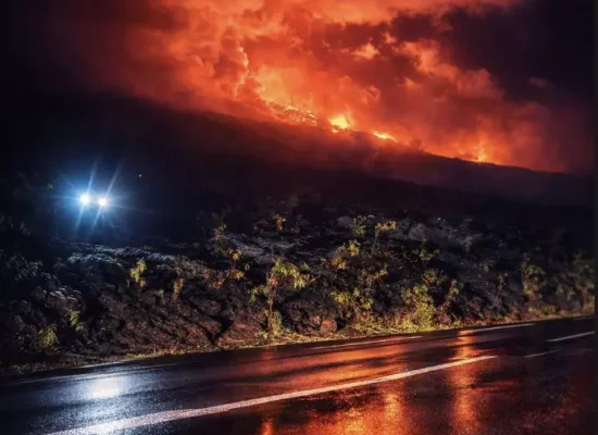 Éruption du Piton de la Fournaise: Une coulée de lave en passe de couper la route reliant le sud à l'est de La Réunion