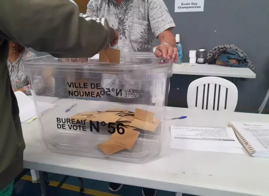 Municipales 2026 en Nouvelle-Calédonie : polémique à Nouméa autour du regroupement des bureaux de vote