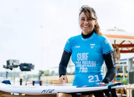 Surf :  La Réunionnaise Johanne Defay obtient une « wildcard maternité » pour revenir sur le tour pro en 2027