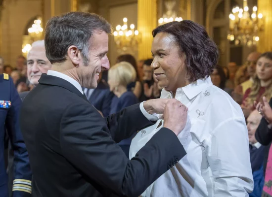 La cheffe guadeloupéenne Béatrice Fabignon décorée de l’Ordre national du mérite par Emmanuel Macron