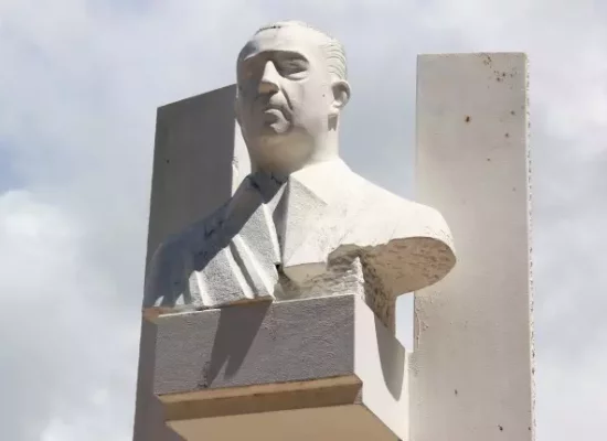 Grandes figures des Outre-mer :&nbsp;Pouvanaa a Oopa, premier député polynésien, sénateur, et père du nationalisme tahitien