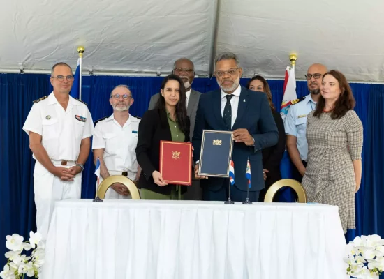 Saint-Martin : Naïma Moutchou signe un accord avec Sint Maarten pour la collaboration en mer: la France et les Pays-Bas instaurant ainsi un droit de poursuite en mer