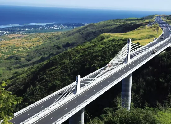 SÉRIE. Infrastructure en Outre-mer : La Route des Tamarins à La Réunion, un ouvrage architectural hors normes qui a changé l'île pour toujours