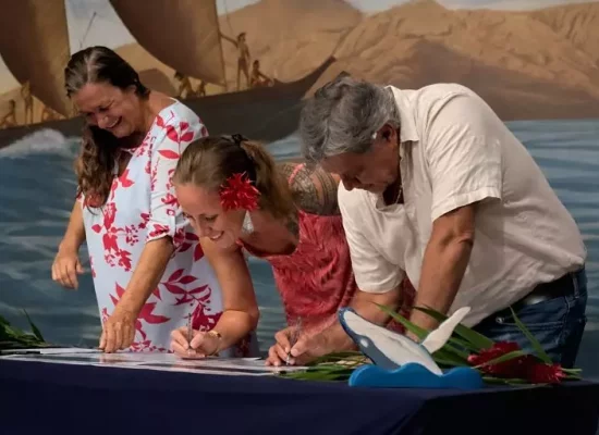 Protection des cétacés en Polynésie : Premières signatures pour la charte de navigation responsable