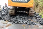 La Réunion : début des travaux de reconstruction de la route après l'éruption du Piton de la Fournaise
