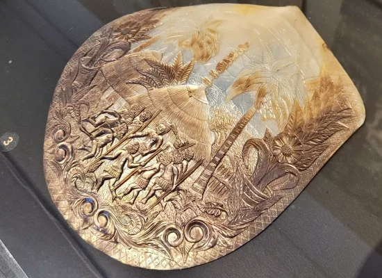 En Nouvelle-Calédonie, la gravure sur nacre, cet art oublié des bagnards