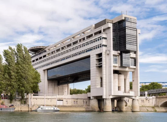 Bercy annonce un "prêt flash carburant" pour soutenir rapidement la trésorerie des petites entreprises de l'hexagone et des Outre-mer