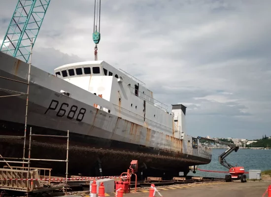 Les patrouilleurs de la Marine nationale « La Glorieuse » et « La Moqueuse » en cours de démantèlement en Nouvelle-Calédonie, une opération inédite pour le territoire