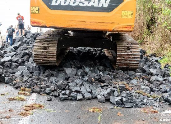 La Réunion : début des travaux de reconstruction de la route après l'éruption du Piton de la Fournaise