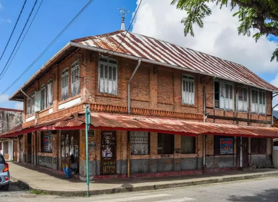 Guyane : La Banque des Territoires soutient le projet de rénovation touristique du Relais Barcarel, à Saint-Laurent du Maroni