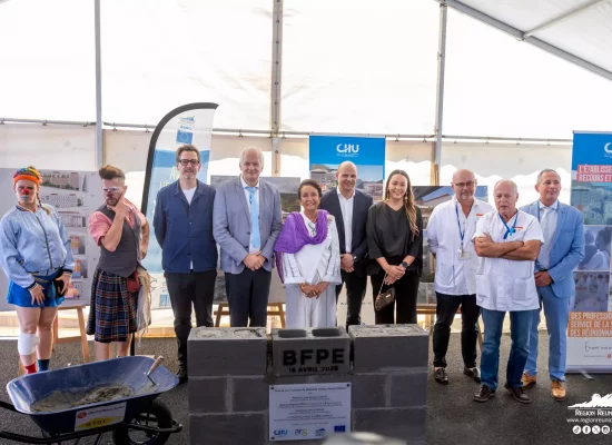 La Réunion&nbsp;: La première pierre du futur Bâtiment Femme Parent Enfant posée au CHU Nord