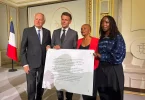 La Fondation pour la mémoire de l’esclavage remet à Emmanuel Macron une plaque rappelant le lien entre l’Élysée et l’esclavage colonial français