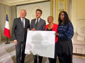 La Fondation pour la mémoire de l’esclavage remet à Emmanuel Macron une plaque rappelant le lien entre l’Élysée et l’esclavage colonial français