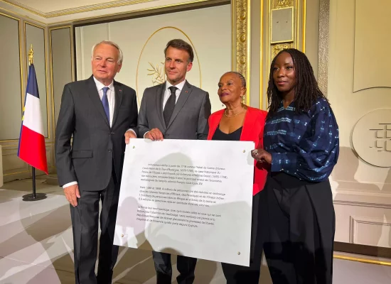 La Fondation pour la mémoire de l’esclavage remet à Emmanuel Macron une plaque rappelant le lien entre l’Élysée et l’esclavage colonial français
