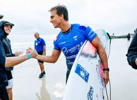 Surf : Le Polynésien Kauli Vaast qualifié pour les quarts de final à Snapper Rock en Australie
